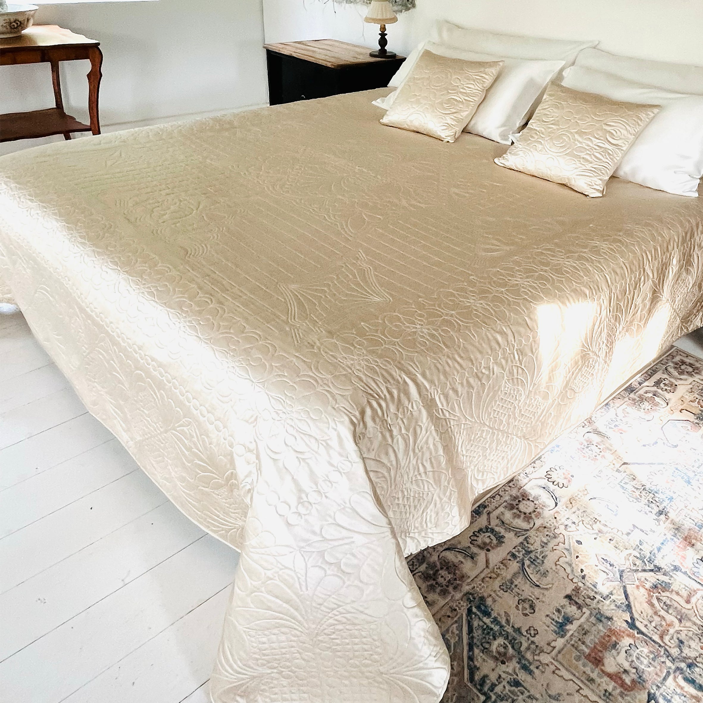 100% Pure Mulberry Silk Embroidered Quilt