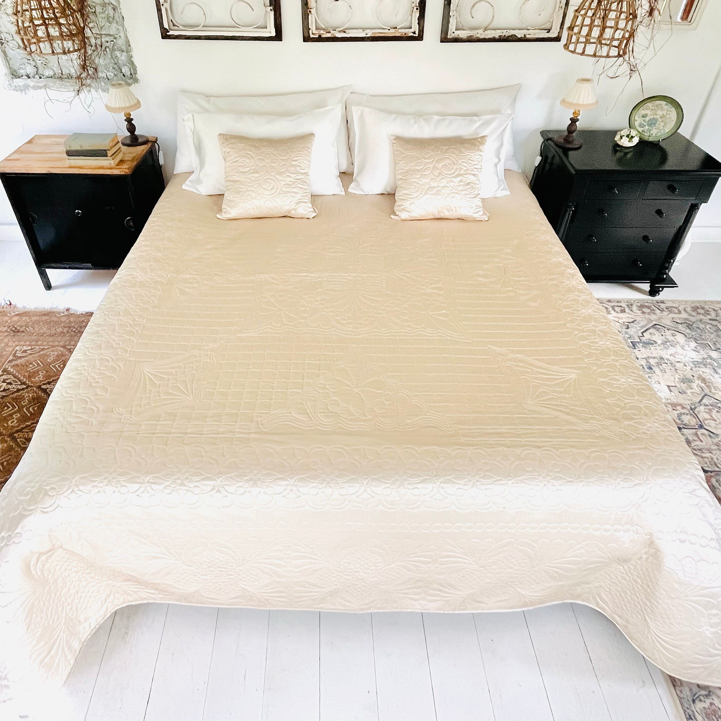 100% Pure Mulberry Silk Embroidered Quilt