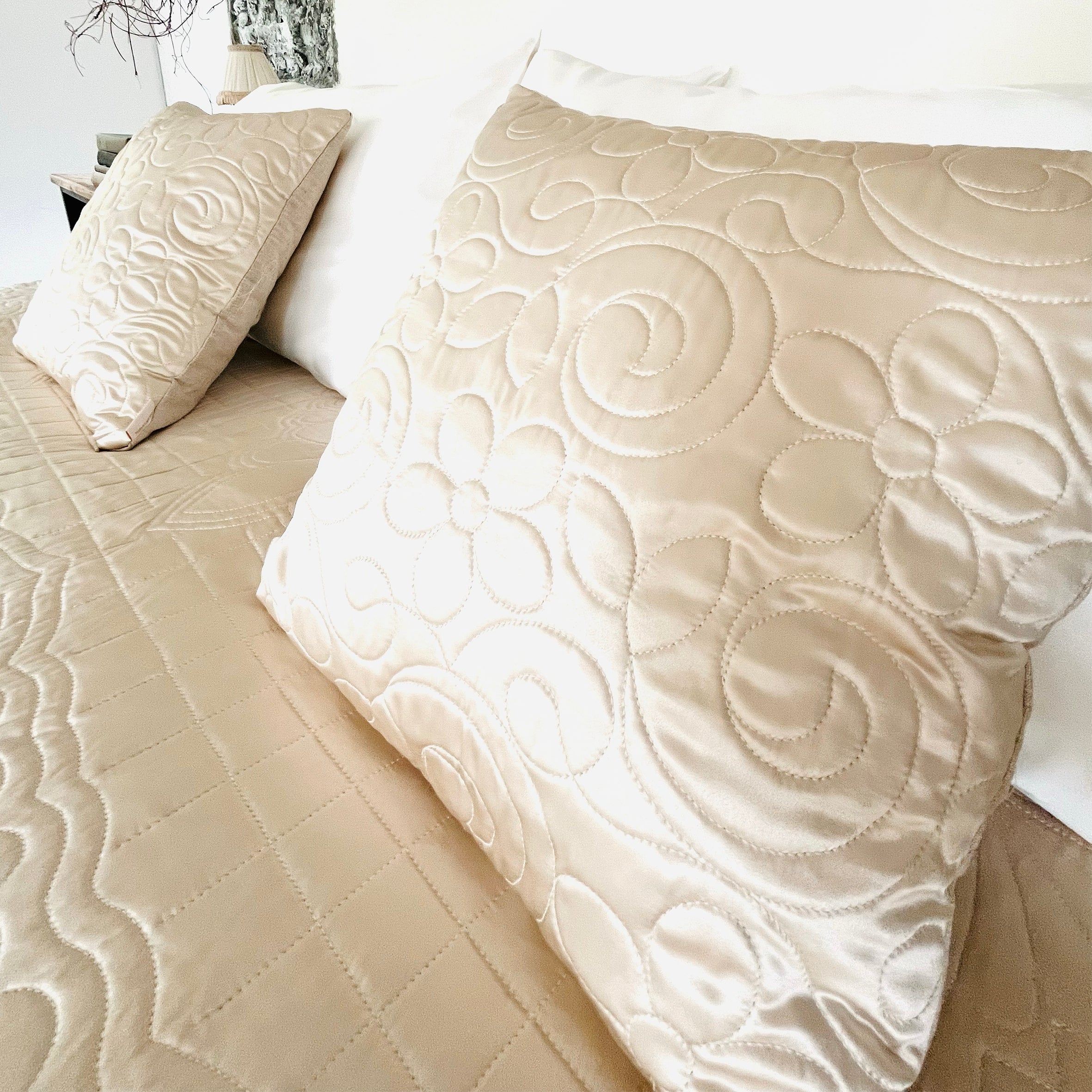 100% Pure Mulberry Silk Embroidered Quilt