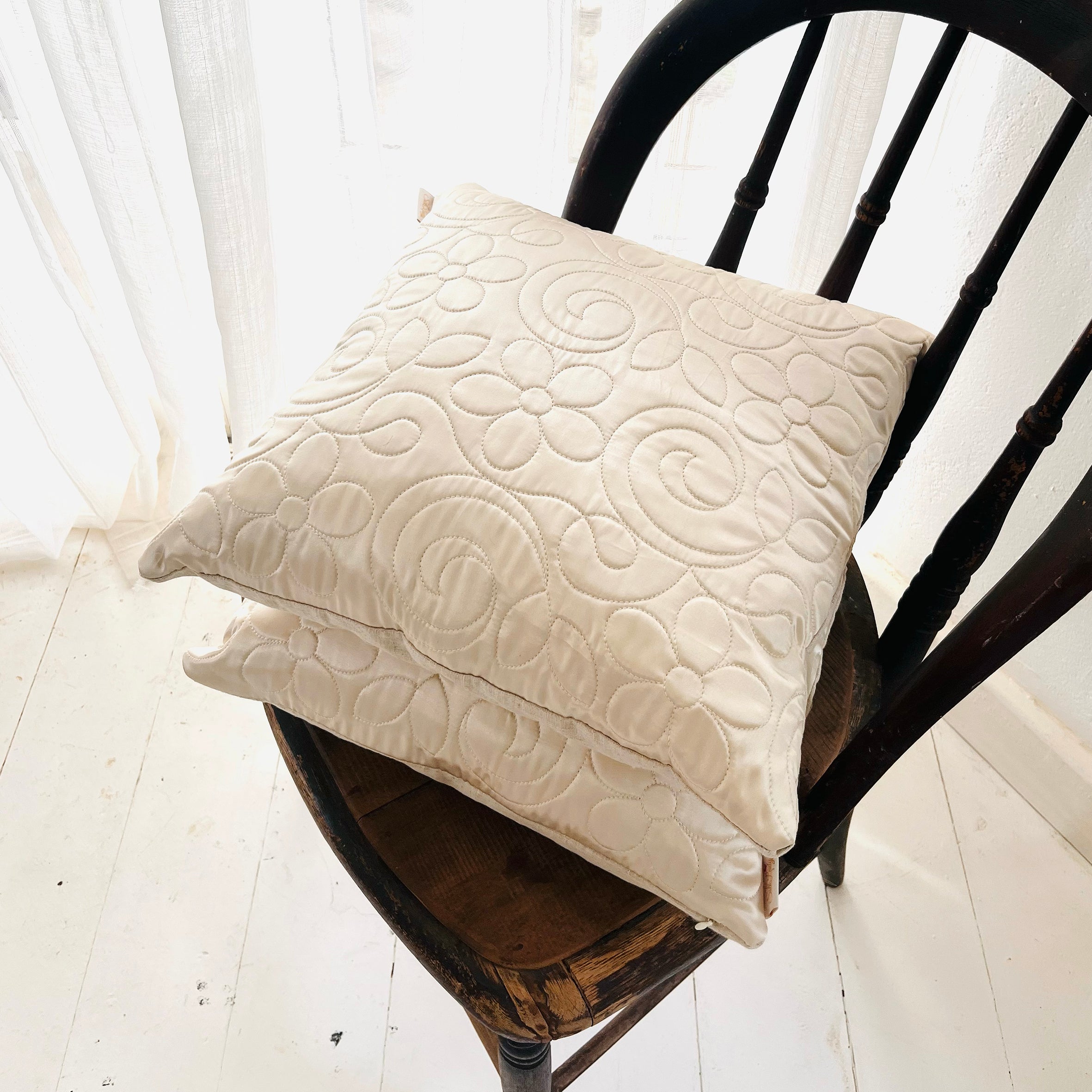 100% Pure Mulberry Silk Embroidered Quilt